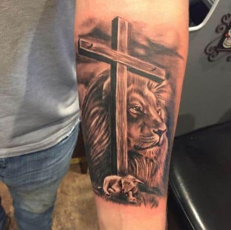 Tatuagem leão com cruz masculina diferente