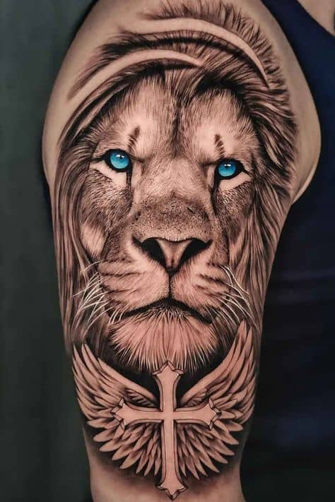 Tatuagem leão com cruz masculina grande