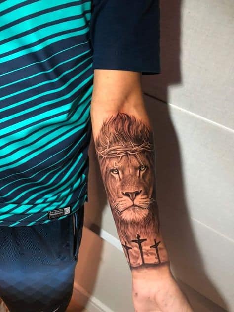Tatuagem leão com cruz masculina pequena