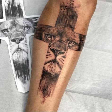 Tatuagem leão com cruz masculina simples