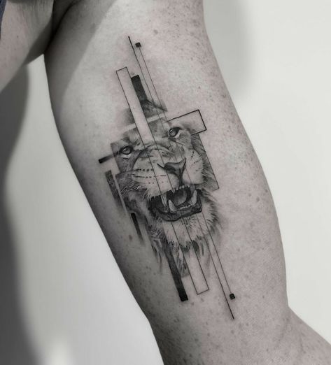 Tatuagem leão com cruz masculina
