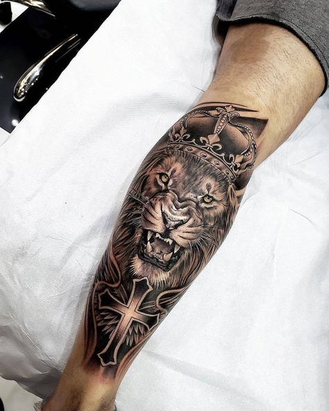 Tatuagem leão com cruz na perna grande
