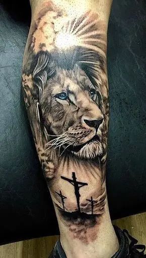 Tatuagem leão com cruz na perna ideias