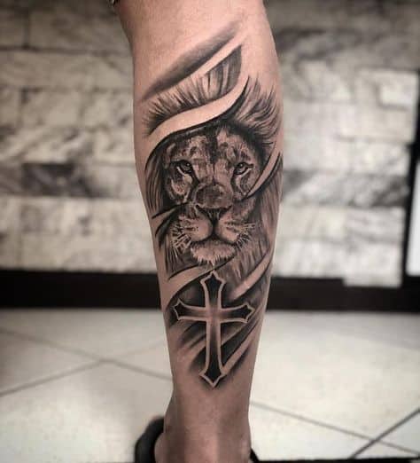 Tatuagem leão com cruz na perna linda