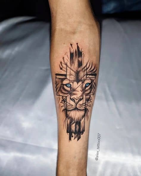 Tatuagem leão com cruz na perna pequena