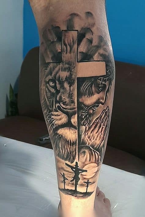 Tatuagem leão com cruz na perna sombreada