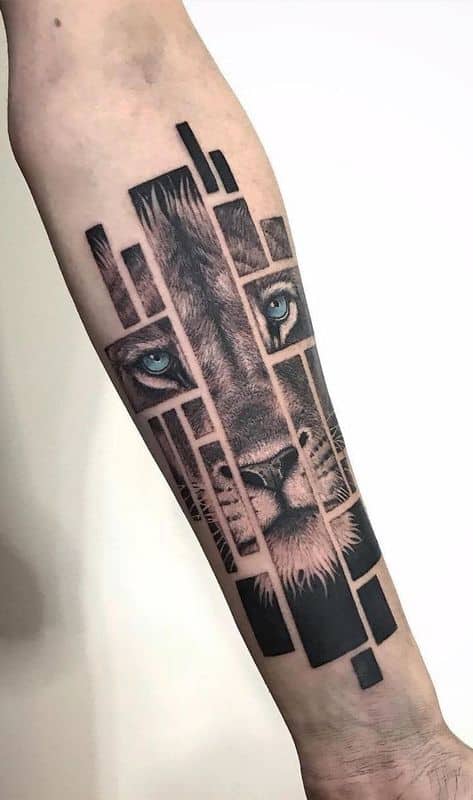 Tatuagem leão com cruz no braço