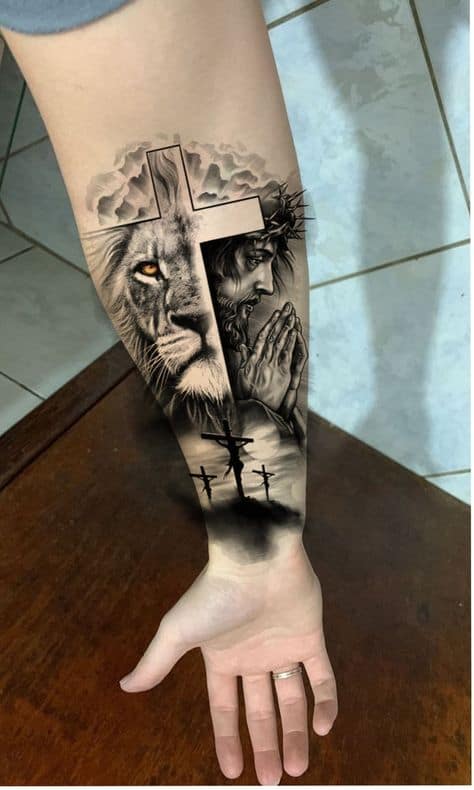 Tatuagem leão com cruz no braço conceitual
