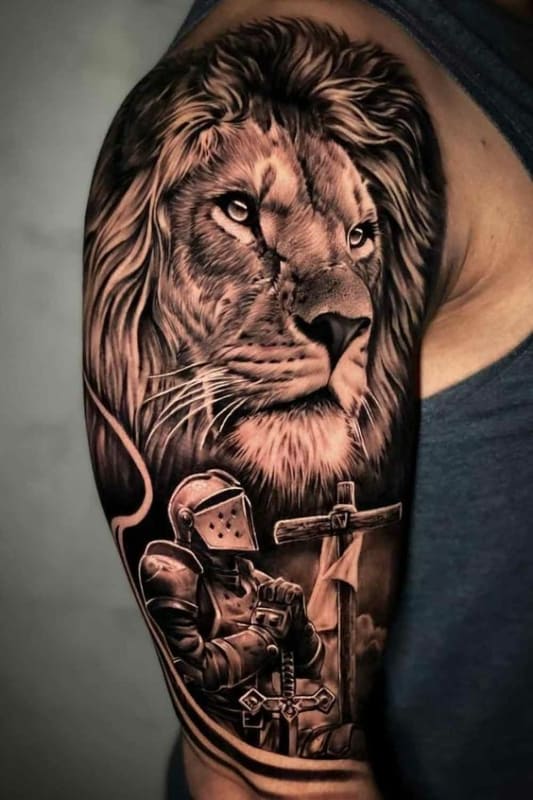 Tatuagem leão com cruz no braço grande