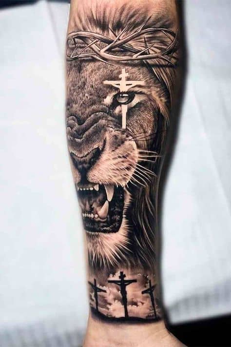 Tatuagem leão com cruz no braço ideias