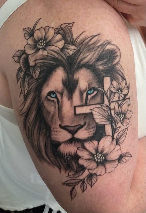 Tatuagem leão com cruz no braço ideias