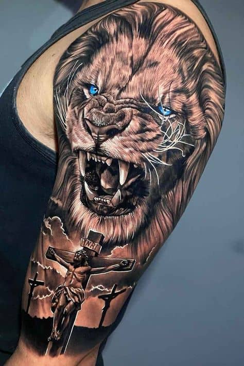 Tatuagem leão com cruz no braço sombreada grande