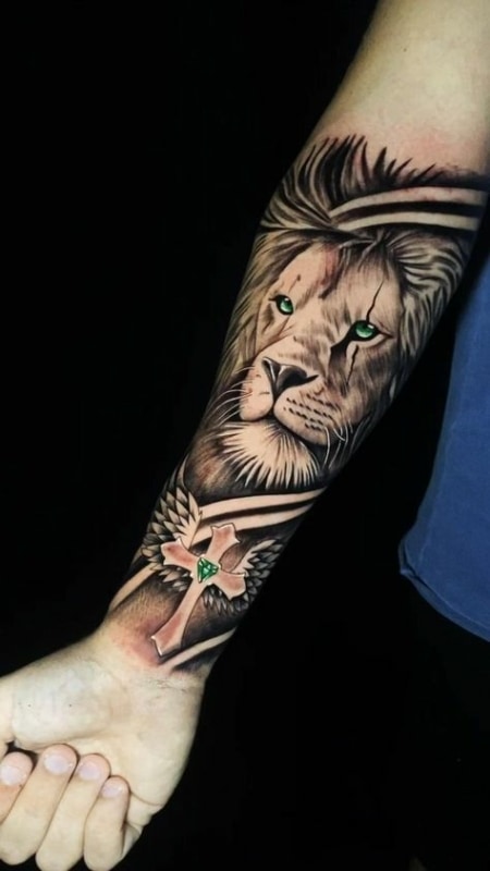 ideias de Tatuagem leão com cruz no braço