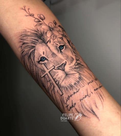 linda ideia de Tatuagem leão com cruz no braço