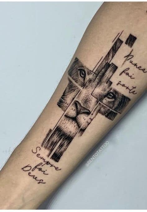 modelos de Tatuagem leão com cruz no braço