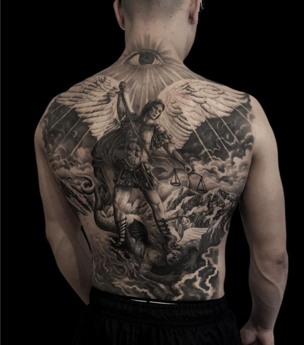 1 tatuagem Arcanjo Miguel nas costas @sergneiraart