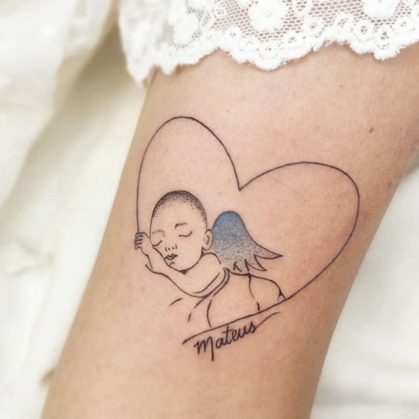 1 tatuagem bebê anjo no braço @clarissatattoo