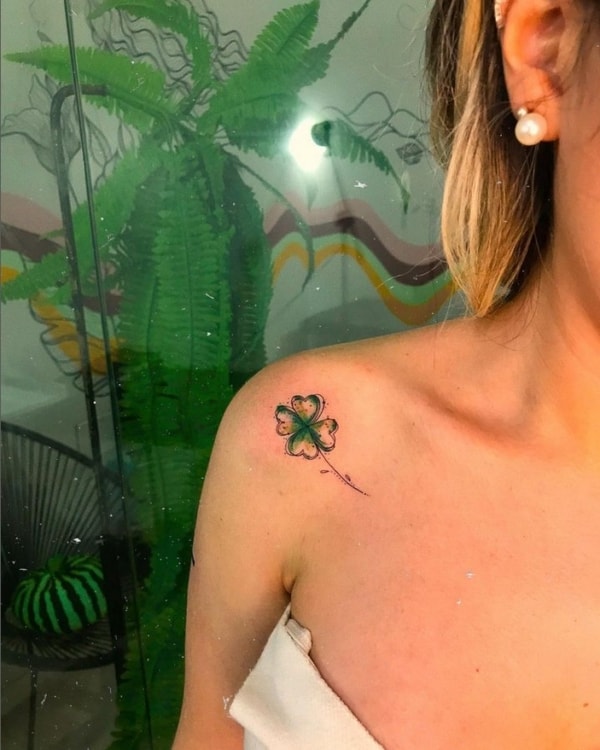 1 tatuagem feminina de trevo de 4 folhas @thais casadetattoo