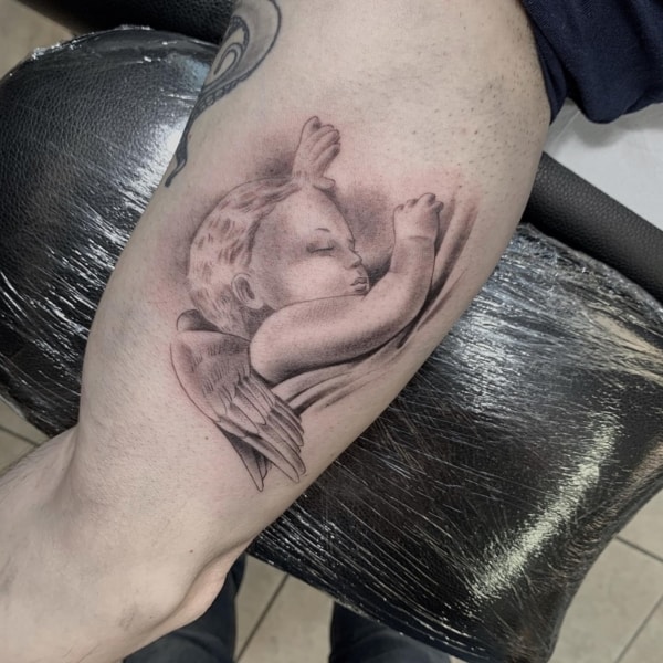 11 tatuagem no braço de anjinho bebê @edison medolli