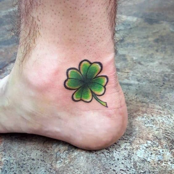12 tatuagem masculina de trevo no pé Pinterest