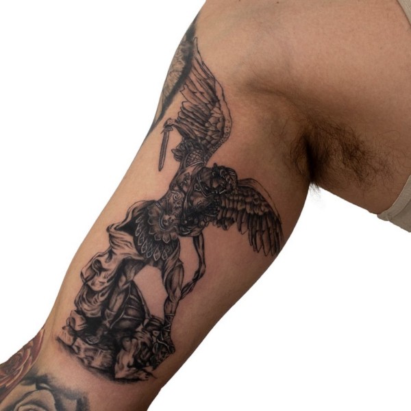 12 tatuagem no braço arcanjo São Miguel @caiomarcelino tattoo