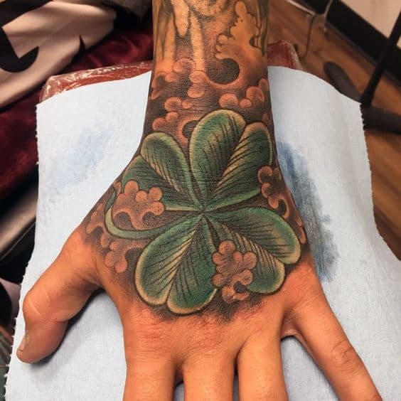 13 tatuagem masculina na mão trevo 4 folhas Pinterest