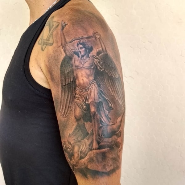 15 tatuagem Arcanjo Miguel no braço @questertattoo