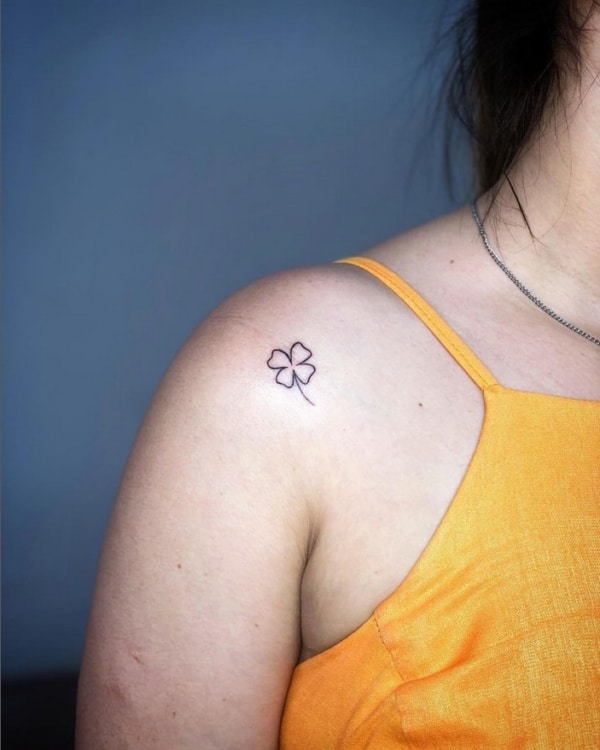 17 tatuagem delicada no ombro trevo 4 folhas @ingridzb tattoo