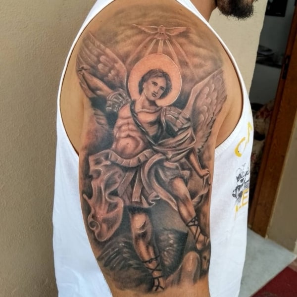 18 tatuagem São Miguel no braço @questertattoo