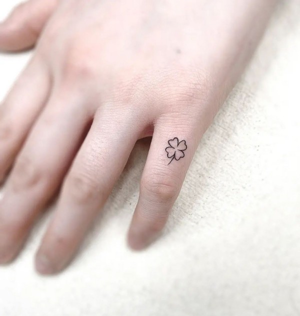 18 tatuagem delicada no dedo de trevo de 4 folhas @gorae tattoo