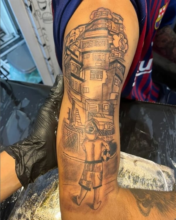 18 tatuagem favela e menino com bola @leeharttatto