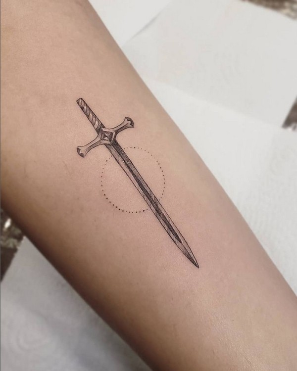18 tatuagem pequena espada de Ogum @karoldiastattooist