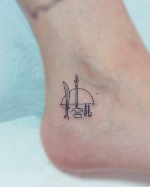 19 tatuagem pequena Ogum no pé @rodrigochaem tattoo