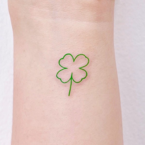 20 tatuagem verde e delicada trevo 4 folhas @ggul tattoo