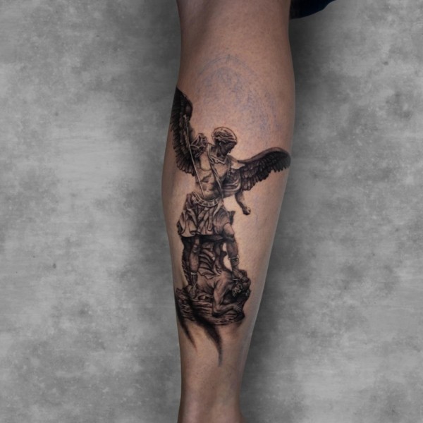 21 tatuagem na perna São Miguel Arcanjo @caiomarcelino tattoo