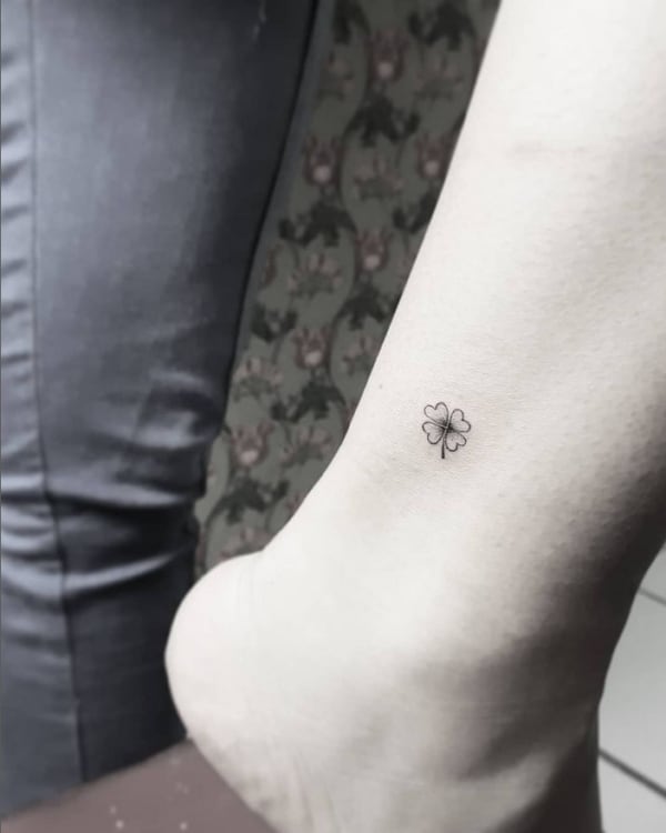 21 tatuagem pequena e delicada trevo 4 folhas @thais casadetattoo