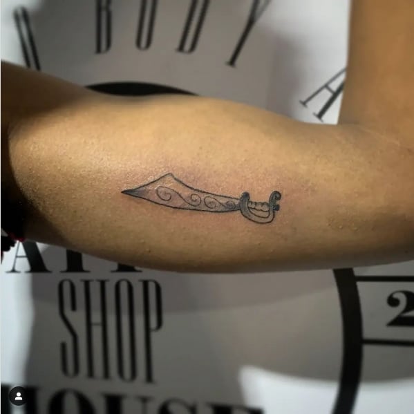 21 tatuagem pequena espada de Ogum @brenabodyart