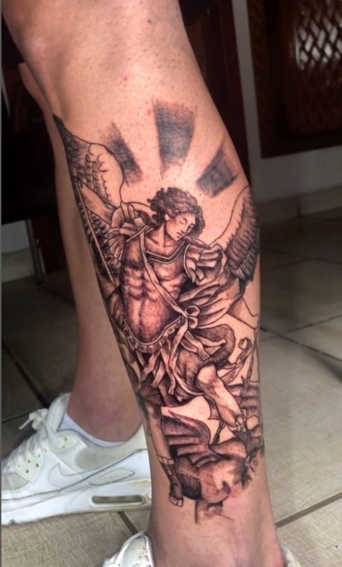 25 tattoo perna São Miguel Arcanjo @gmissassetattoo