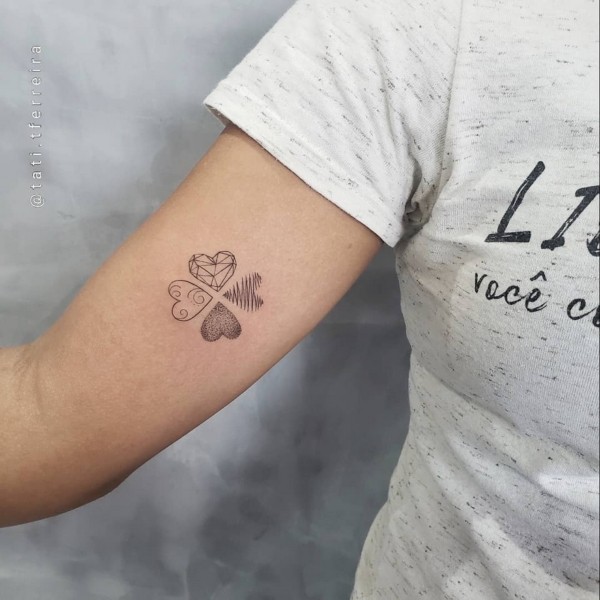 27 tatuagem moderno trevo em formato de coração @tati tferreira