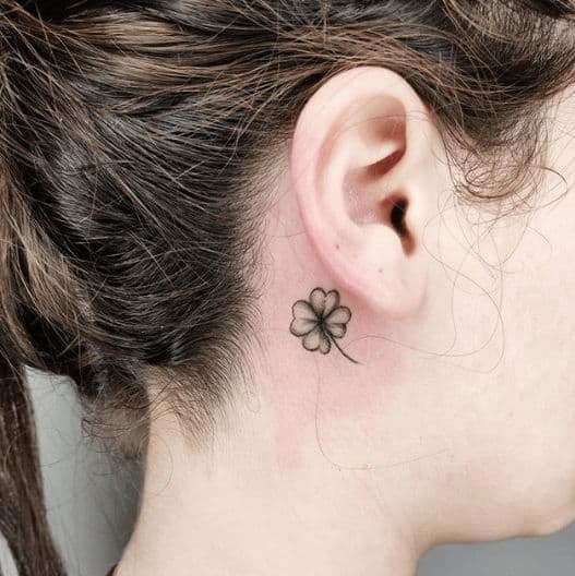29 tatuagem pequena trevo no pescoço Pinterest