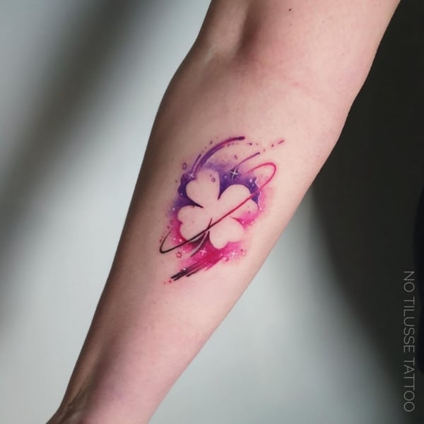 3 tatuagem feminina e colorida trevo 4 folhas @no tilusse tattoo