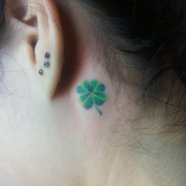 31 tatuagem verde trevo 4 folhas no pescoço @fabriciotavarestattoo