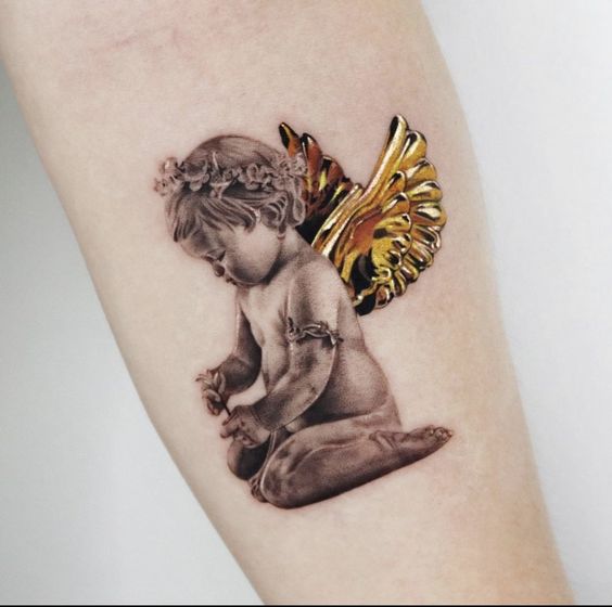 32 tatuagem anjo bebê com asas douradas Pinterest