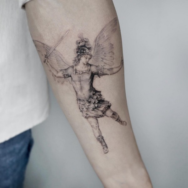 35 tatuagem no braço Miguel Arcanjo @mumi ink