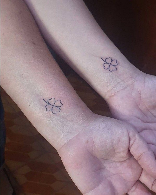 35 tatuagem no pulso de trevo de 4 folhas @nativatattoostudio