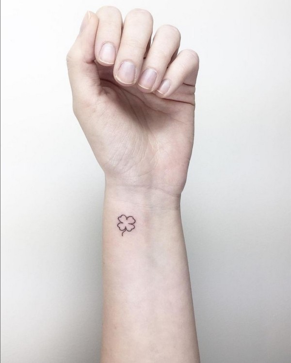 38 tatuagem pequena no pulso de trevo 4 folhas @cagridurmaz