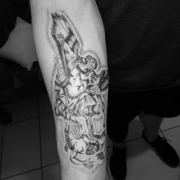 41 tattoo masculina no braço Arcanjo Miguel @sant4tattoo