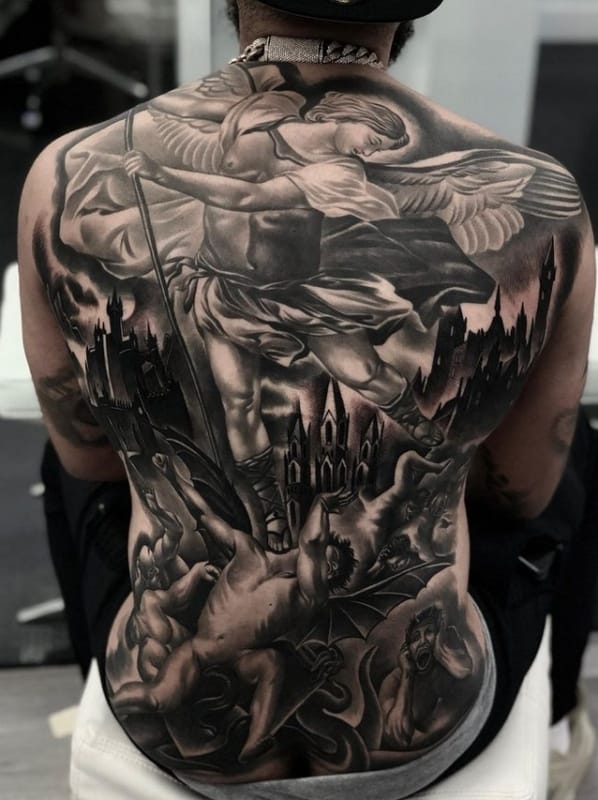 7 tatuagem fechamento costas Arcanjo Miguel @rebelkolors