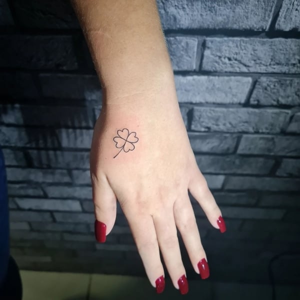 7 tatuagem feminina na mão trevo de 4 folhas @roosevelt ink