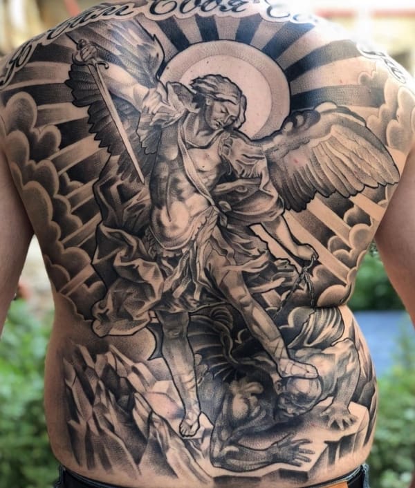 8 tatuagem grande nas costas São Miguel Arcanjo @nikitastencil